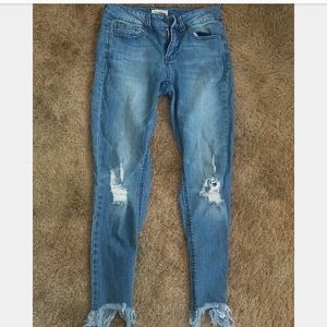 Cute distressed ripped at the knees jeans ✨